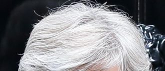 Copertina di Ecco perché i capelli diventano grigi: la (possibile) risposta in uno studio sulla rivista Nature