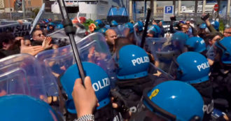 Copertina di Piantedosi e Minniti a Napoli, scontri tra manifestanti (con le mani dipinte di rosso) e polizia: il video della carica