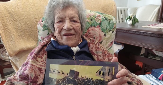 Annita “Yvonne” Girardello, compie 100 anni la prima assistente di volo: dagli aerei alla poesia e all’impegno ecologista per Venezia