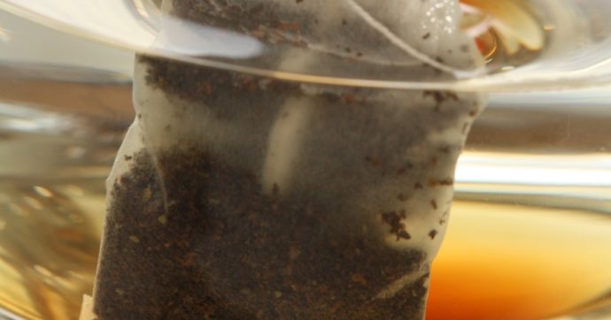 Ecco cosa c’è davvero nelle bustine del tè (in alcuni casi la percentuale di foglie di tè non supera il 5%)