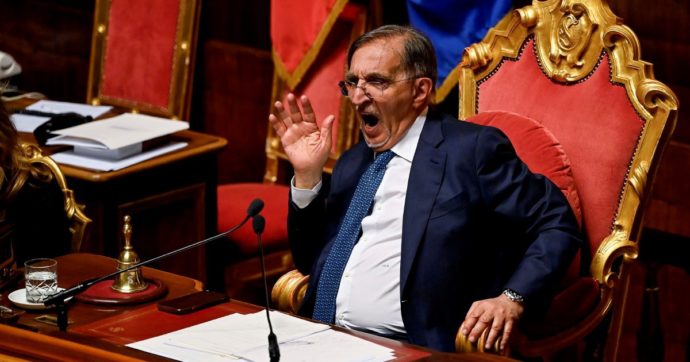 25 aprile, vietato regalare libri a La Russa: si disonora il vertice del Senato