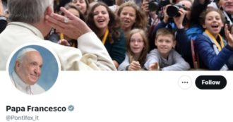 Copertina di Twitter, anche Papa Francesco perde la spunta blu: per rinnovarla dovrà pagare 8 dollari al mese