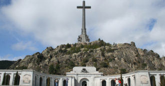 Copertina di La Spagna “svuota” il monumento ai caduti del regime fascista: dopo Franco esumato dal Valle de los Caìdos anche il falangista De Rivera