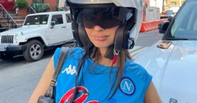 Emily Ratajkowski e la foto con la maglia del Napoli: ecco il motivo della scelta