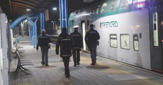 Copertina di Rissa tra dieci persone sui binari della Stazione Milano Certosa: 22enne muore accoltellato. Gli aggressori fuggono in treno
