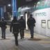 Copertina di Rissa tra dieci persone sui binari della Stazione Certosa: 22enne muore accoltellato. Gli aggressori fuggono in treno