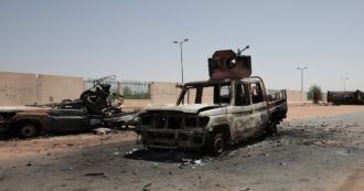 Copertina di Sudan, corsa contro il tempo per evacuare i cittadini Ue e Usa: gli aeroporti sono campi di battaglia e in strada infuria la guerriglia