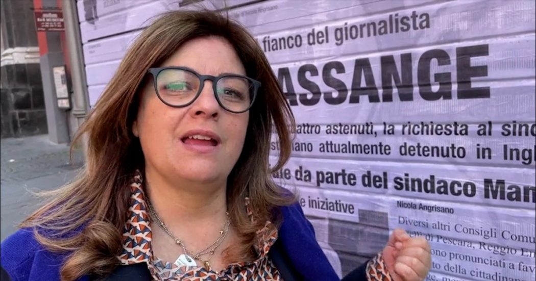 Napoli, manifestazione per chiedere la cittadinanza onoraria ad Assange: “La sua vicenda è un attacco alla libertà di stampa”