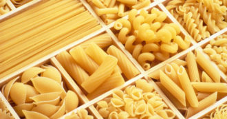 Copertina di Attenzione al colore della pasta, dice molto sulla sua qualità: “Più è gialla e più contiene glutine”