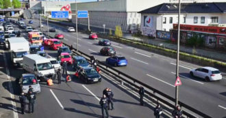 Copertina di Berlino, attivisti di Ultima Generazione si incollano all’asfalto: città paralizzata con diversi blocchi del traffico – Video