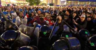 Copertina di 25 aprile, a Torino i manifestanti contestano la presenza di bandiere Nato: scontri e cariche delle forze dell’ordine – Video