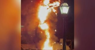 Copertina di Panico a Disneyland: il gigantesco drago di Malefica esplode e prende fuoco durante uno show, spettatori in fuga – VIDEO