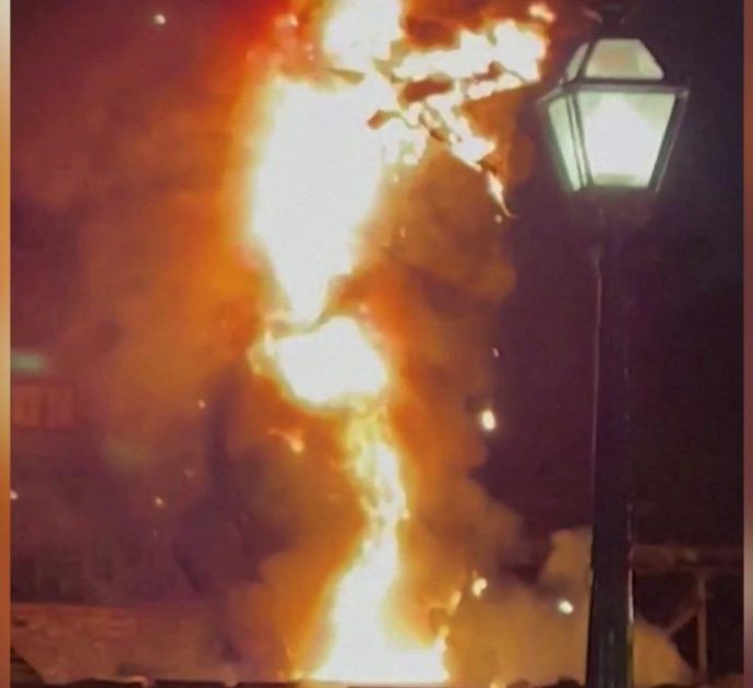Panico a Disneyland: il gigantesco drago di Malefica esplode e prende fuoco durante uno show, spettatori in fuga – VIDEO