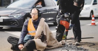 Copertina di Clima, mani incollate all’asfalto: 200 attivisti bloccano Berlino. Verdi all’attacco: “Ipocriti”