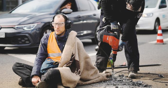 Copertina di Clima, mani incollate all’asfalto: 200 attivisti bloccano Berlino. Verdi all’attacco: “Ipocriti”