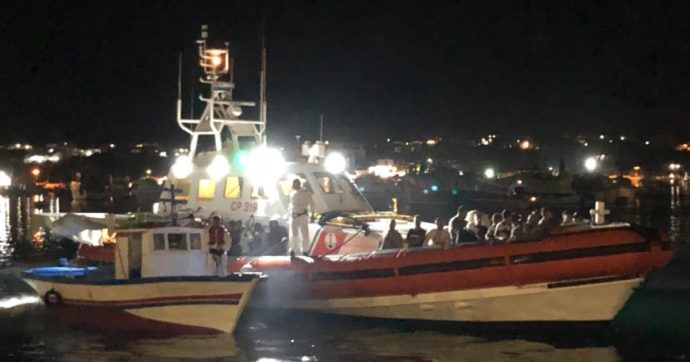 Migranti, due naufragi a Lampedusa: ci sono dispersi. L’isola in emergenza dopo più di 20 sbarchi in 24 ore: oltre 1000 ospiti nell’hotspot