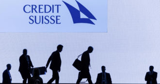 Copertina di Credit Suisse, il deflusso di denaro continua anche dopo il salvataggio di Ubs. In tre mesi “fuggiti” 61 miliardi di franchi