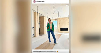 Copertina di Chiara Ferragni (senza Fedez) mostra la nuova casa: ecco il super attico in City Life con scala a chiocciola, il camino e la vista su Milano – Video