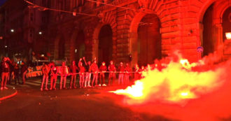 Copertina di 25 aprile, a Genova fumogeni e fuochi d’artificio in piazza De Ferrari: il corteo antifascista alla vigilia – Video