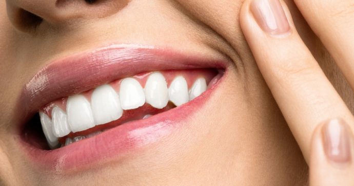 Il dentifricio che promette di sbiancare i denti in 3 giorni è virale: tutti vogliono un sorriso smagliante, ma è salutare?