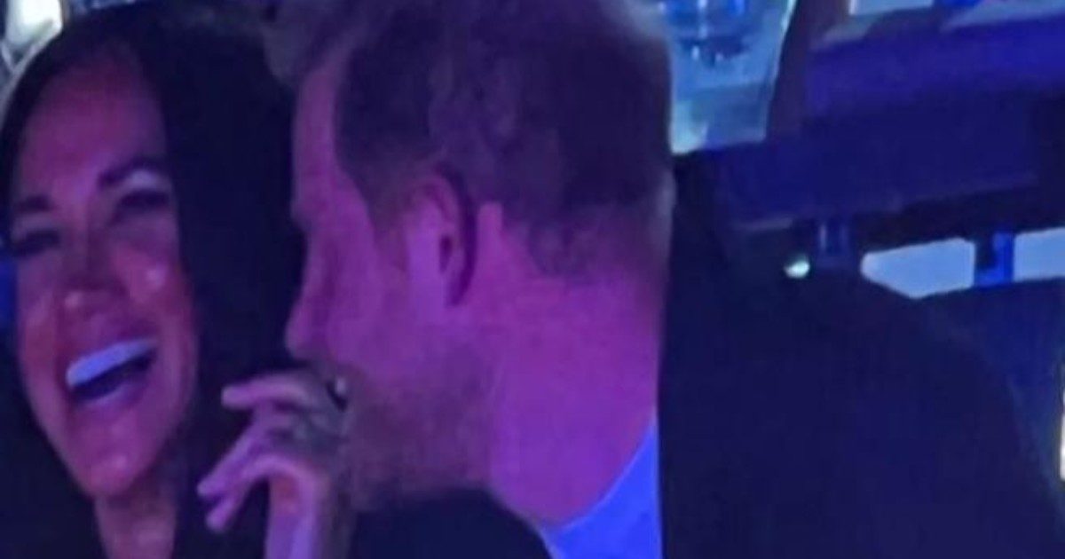 Harry e Meghan “paparazzati” tra il pubblico di una partita di basket: sorrisi e complicità, la coppia è più innamorata che mai – VIDEO