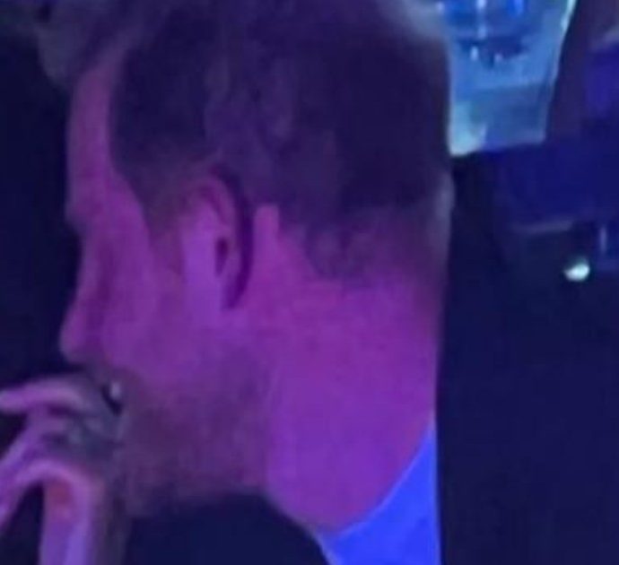 Harry e Meghan “paparazzati” tra il pubblico di una partita di basket: sorrisi e complicità, la coppia è più innamorata che mai – VIDEO