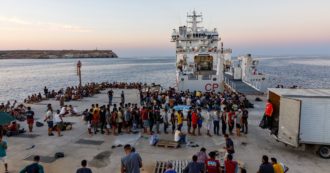 Copertina di Nuova notte di sbarchi a Lampedusa: circa 800 persone arrivate sull’isola. Hotspot di nuovo al collasso