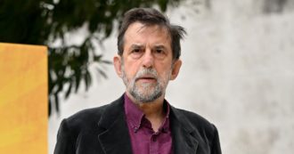 Copertina di Moretti riabilita il compagno Trotsky, tra elefanti e bandiere