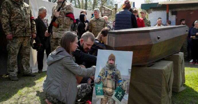 Bakhmut, Zelensky manda cento droni