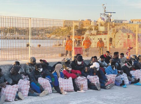 Migranti, l’Olanda censura l’Italia: “Diritti  a rischio”. Da Parigi 150 gendarmi al confine