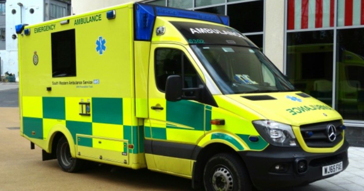 Cade con la sedia a rotelle dall’ambulanza, batte la testa sull’asfalto e muore