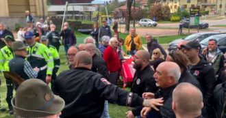 Copertina di Varese, militanti neonazisti fanno irruzione alle celebrazioni per il 25 aprile di Azzate: saluti romani e canti fascisti – video