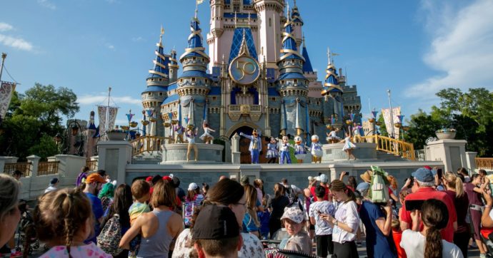 Florida, Topolino querela DeSantis: danneggia Disney