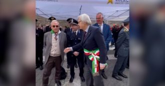 Copertina di 25 aprile, contestato e fischiato Sgarbi a Viterbo: il presidente dell’Anpi si rifiuta di stringergli la mano – video
