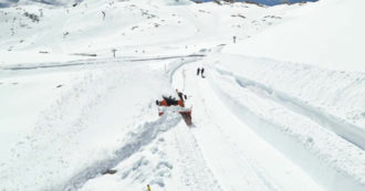 Copertina di Giro d’Italia, si lavora a Campo Imperatore per liberare la strada dalla neve: il 12 maggio il passaggio dei ciclisti – Video