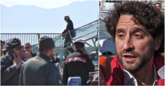 Copertina di Napoli, lo sbarco dei 75 migranti (tra cui 41 minori) salvati dalla Geo Barents: “Assegnato un porto lontano, costretti a navigare 72 ore in più”