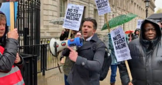 Copertina di Meloni contestata a Londra fuori da Downing Street: “Fascista, basta razzismo” – Video