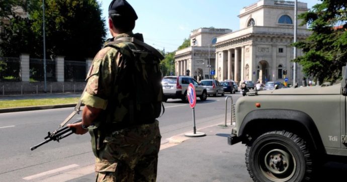 Milano, condannati per “catcalling” tre militari dell’esercito: insultarono per strada una 19enne