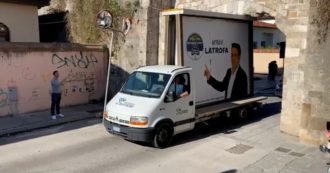 Copertina di Pisa, il camion vela del candidato di FdI si incastra sotto l’arco storico. Lui: “Inconveniente”. Ma l’opposizione attacca – Video