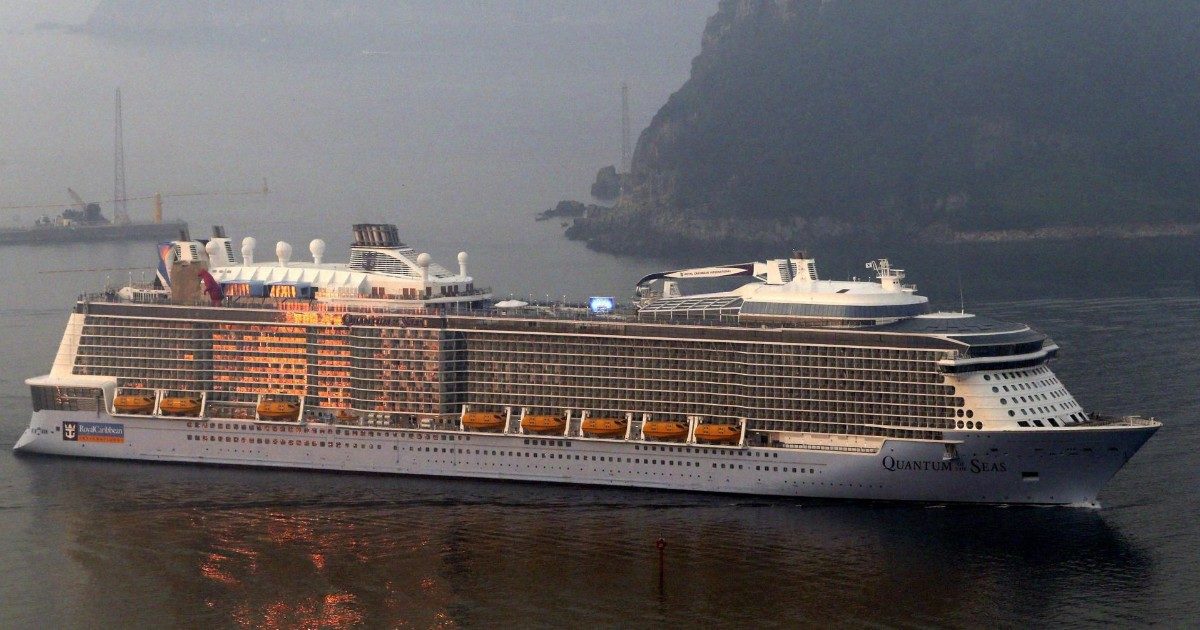 Cade dalla nave da crociera e scompare tra le onde: passeggero disperso da giorni nell’Oceano Pacifico