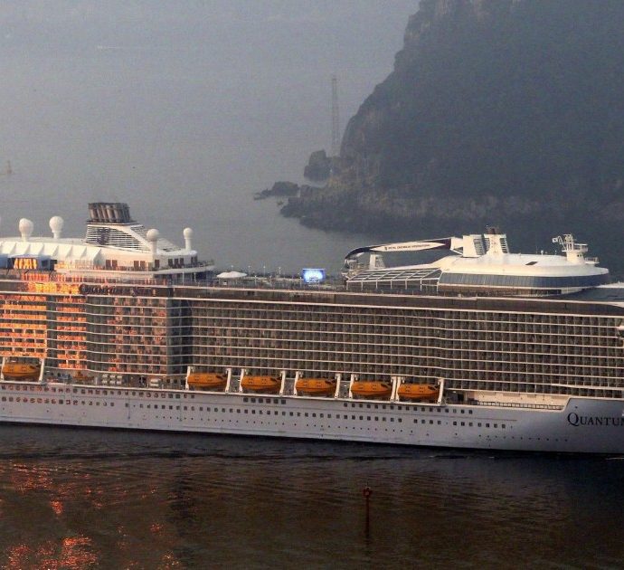 Cade dalla nave da crociera e scompare tra le onde: passeggero disperso da giorni nell’Oceano Pacifico