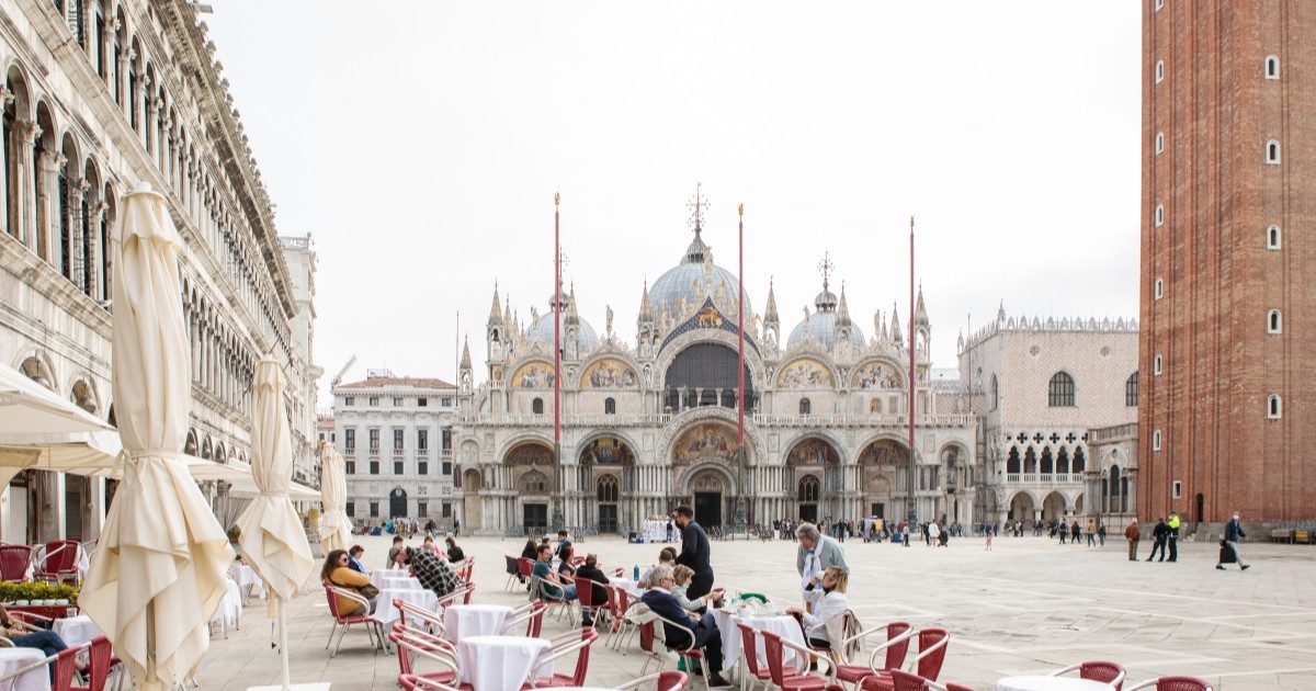 “Ci siamo trovati letteralmente travolti dalla situazione”: hacker attaccano Booking e mettono in vendita stanze a 15 euro a Venezia, tremila turisti si presentano in un hotel da 25 camere a San Marco