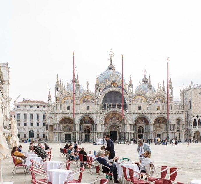 “Ci siamo trovati letteralmente travolti dalla situazione”: hacker attaccano Booking e mettono in vendita stanze a 15 euro a Venezia, tremila turisti si presentano in un hotel da 25 camere a San Marco