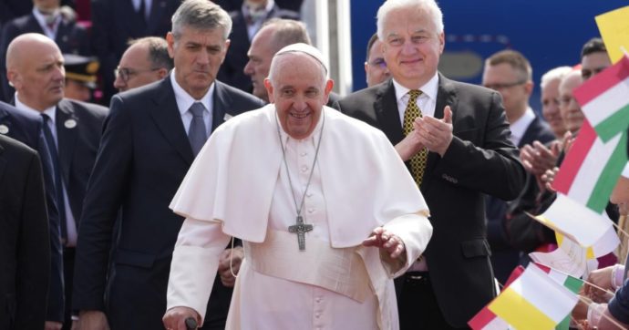 Papa Francesco in Ungheria: “L’Europa dei 27 ha bisogno di tutti. La pace pare tramontata, si fanno spazio i solisti della guerra”