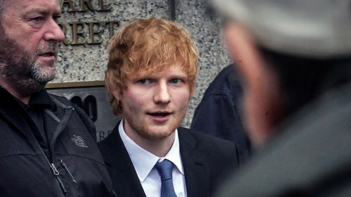 Ed Sheeran condannato al pagamento di una multa: non ha assicurato la sua Aston Martin del 1966. Il cantautore si è difeso: “Un equivoco amministrativo”