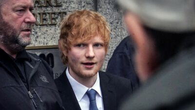Copertina di Ed Sheeran condannato al pagamento di una multa: non ha assicurato la sua Aston Martin del 1966. Il cantautore si è difeso: “Un equivoco amministrativo”