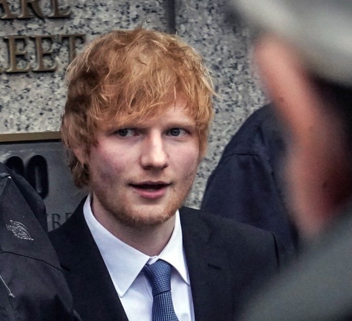 Ed Sheeran show in tribunale: tira fuori la chitarra e si mette a suonare e cantare davanti alla giuria che deve decidere sull’accusa di plagio