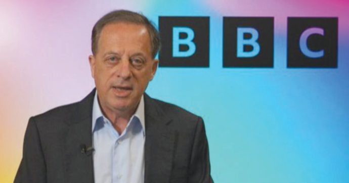 Bbc, si dimette il presidente Sharp: “Facilitò un prestito a Johnson che poi l’ha nominato”
