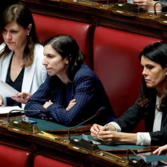 Copertina di Pd, guerriglia e Aventino per scordare Elly e Vogue