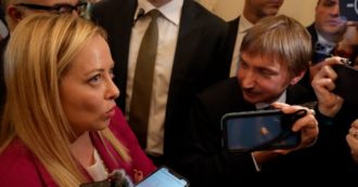 Meloni: “Mercati preoccupati? L’economia italiana sta andando molto bene, non facciamo sempre i Tafazzi”. E se la prende con la stampa
